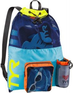 Torba z siatką do pływania Tyr Big Mesh mummy 40L. Niebieskie torby podróżne i sportowe TYR, bez wzorów, z materiału. Za 136,50 zł.