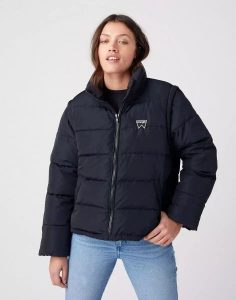 WRANGLER SHORT PUFFER DAMSKA KURTKA PRZEJŚCIOWA BLACK W4R9YJ100 112319249. Czarne kurtki Wrangler, xs, bez wzorów, bez kaptura. Za 359,99 zł.