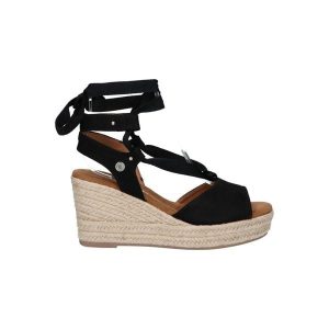 Sandały damskie Odśwież sandały czarne. Czarne sandały Xti, bez wzorów, bez obcasa, na koturnie, bez zapięcia. Za 79,34 zł.