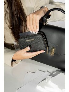 Christian Laurier Skórzany portfel "Jaida" w kolorze czarnym - 13 x 9,5 cm rozmiar: onesize. Czarne portfele Christian Laurier, bez wzorów, z materiału. Za 173,99 zł.