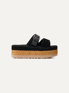 UGG Skórzane klapki "Aubrey" w kolorze czarnym rozmiar: 38. Czarne klapki Ugg, bez wzorów, ze skóry, z otwartym noskiem, bez obcasa, na platformie. Za 440,28 zł.