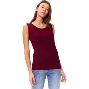 Top w kolorze bordowym. Czerwone topy marki Tatuum, bez wzorów, bez kołnierzyka, bez ramiączek. W wyprzedaży za 29,95 zł.
