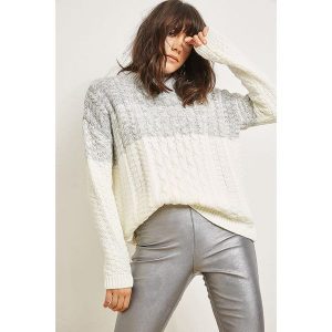 Sweter w kolorze szarym. Swetry oversize marki Lafaba. W wyprzedaży za 124,95 zł.