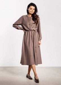 Elegancka sukienka rozkloszowana z długim rękawem taupe. Sukienki Infinite You, s, bez wzorów, eleganckie, bez kołnierzyka, bez ramiączek, rozkloszowane. Za 329,00 zł.