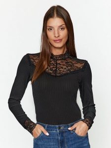 YAS Bluzka 26031749 Czarny Regular Fit. Czarne bluzki YAS, xs, bez wzorów, z syntetyku, bez kołnierzyka, bez ramiączek. Za 69,99 zł.