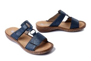 RIEKER 628P9-14 blue, klapki damskie. Niebieskie klapki Rieker, bez wzorów, bez obcasa. Za 202,93 zł.
