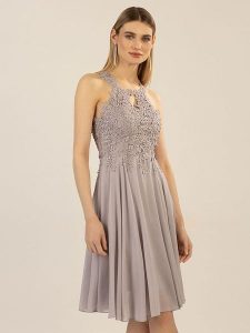 APART Sukienka w kolorze jasnoszarym rozmiar: 40. Szare sukienki Apart, bez wzorów, z koronki, sportowe, bez kołnierzyka, bez ramiączek, mini, sportowe. Za 192,79 zł.