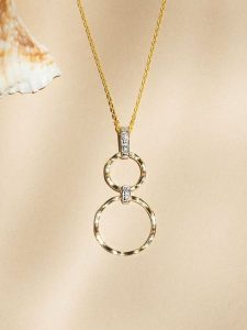 Maison héritage PARIS Złota zawieszka "Gold circles" z diamentami rozmiar: onesize. Żółte zawieszki Maison héritage PARIS, z diamentem, złote. Za 956,99 zł.