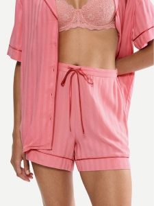 Triumph Szorty piżamowe Amourette Jacquard 10227207 Różowy Regular Fit. Czerwone piżamy Triumph, bez wzorów, z wiskozy, bez ramiączek. Za 119,99 zł.