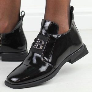 Czarne lakierowane skórzane botki damskie Filippo dbt4763/25. Czarne botki Filippo, na jesień, z aplikacjami, z lakierowanej skóry, bez obcasa, na płaskiej podeszwie, bez zapięcia. Za 319,00 zł.