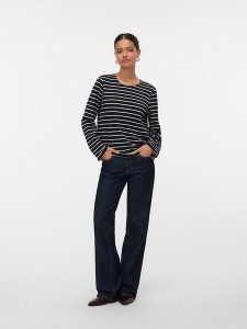 Vero Moda Koszulka w kolorze czarnym rozmiar: S. Czarne bluzki Vero Moda, s, bez wzorów, bez kołnierzyka, bez ramiączek. Za 101,23 zł.
