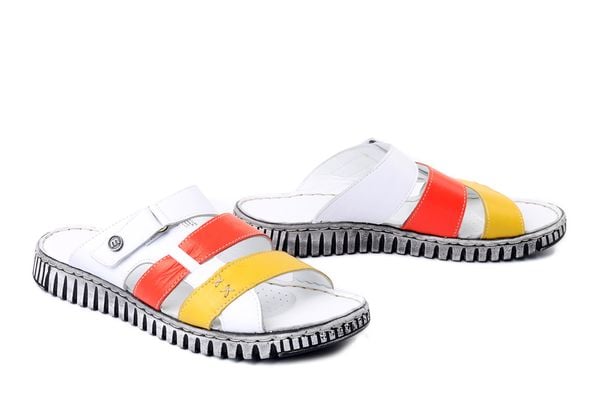 MANITU 900117-03 weiss, klapki damskie. Klapki Manitu, bez wzorów, ze skóry, bez obcasa. Za 212,41 zł.