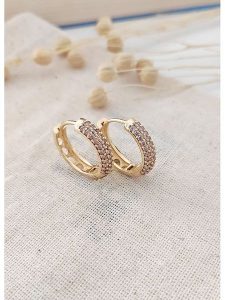 Atelier MIU Pozłacane kolczyki-kreole z cyrkoniami rozmiar: onesize. Żółte kolczyki Atelier MIU, z cyrkonią, pozłacane. Za 48,16 zł.