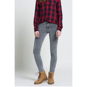 Wrangler - Spodnie Marbled Stone. Rurki marki Wrangler. W wyprzedaży za 179,90 zł.