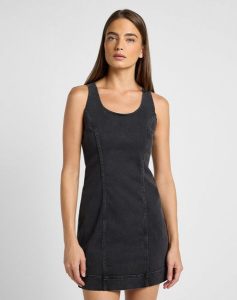 LEE DAMSKA SUKIENKA JEANSOWA FOREVERFIT DRESS BLACK AVEY 112355124 LI66017916. Czarne sukienki Lee, m, bez wzorów, z jeansu, bez kołnierzyka, bez ramiączek. Za 189,99 zł.