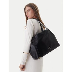Torebka Armani Exchange. Czarne torebki klasyczne Armani Exchange, bez wzorów, bez dodatków. Za 531,99 zł.