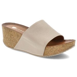 Beżowe Klapki Armodo Stylowe Obuwie Damskie Na Koturnie. Brązowe klapki Armodo, bez wzorów, z jeansu, bez obcasa, na koturnie. Za 319,00 zł.