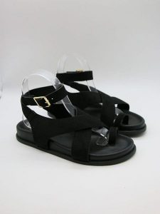 Bellucci Sandały w kolorze czarnym rozmiar: 41. Czarne sandały Bellucci, bez wzorów, z otwartym noskiem, bez obcasa, bez zapięcia. Za 86,99 zł.