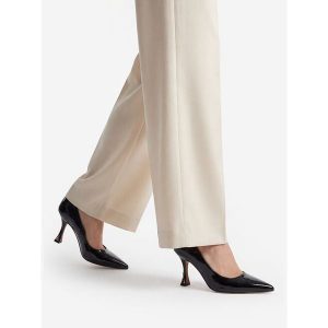 Czółenka Nine West. Czarne czółenka Nine West, bez wzorów, bez obcasa, bez zapięcia. Za 249,99 zł.