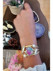 Pierres delicates Pozłacana bransoletka z masą perłową i kwarcem rozmiar: onesize. Białe bransoletki Pierres delicates, z kwarcem, pozłacane. Za 135,17 zł.