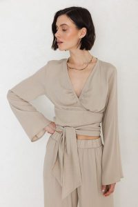 BLUZKA TAYLOR PIASKOWA M - Flawless. Bluzki Flawless, m, bez wzorów, eleganckie, bez kołnierzyka, bez ramiączek. Za 354,45 zł.