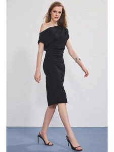 Trendyol Sukienka w kolorze czarnym rozmiar: XL. Czarne sukienki Trendyol, xl, bez wzorów, bez kołnierzyka, bez ramiączek, midi. Za 107,37 zł.