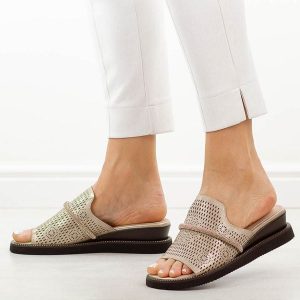 Złote skórzane klapki damskie na koturnie M.Daszyński 2267-14. Żółte klapki M.Daszyński, bez wzorów, ze skóry, bez obcasa, na koturnie. Za 199,00 zł.