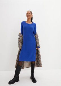 Sukienka dzianinowa oversized w prążek. Niebieskie sukienki bonprix, bez wzorów, z dzianiny, bez kołnierzyka, bez ramiączek. Za 147,99 zł.