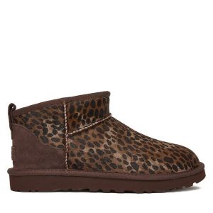 Śniegowce Ugg. Brązowe buty zimowe Ugg, bez obcasa, bez zapięcia. Za 809,99 zł.