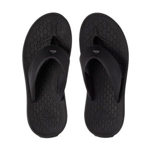 Japonki plażowe dla dorosłych Quiksilver Layover Travel. Czarne klapki Quiksilver, bez wzorów, bez obcasa. W wyprzedaży za 86,00 zł.