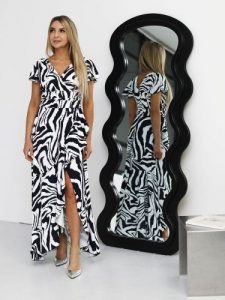 Sukienka Model Soe Zebra - Jersa. Sukienki Jersa, l, bez wzorów, z elastanu, eleganckie, bez kołnierzyka, plus size, bez ramiączek. Za 668,78 zł.