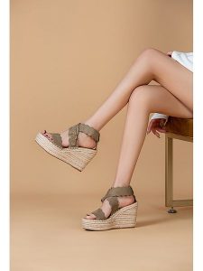 Foreverfolie Sandały w kolorze khaki na koturnie rozmiar: 41. Brązowe sandały Foreverfolie, bez wzorów, z otwartym noskiem, bez obcasa, na koturnie, bez zapięcia. Za 121,99 zł.