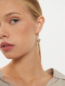 Guess Kolczyki JUBE04 505JW Złoty. Żółte kolczyki Guess, złote. Za 239,99 zł.