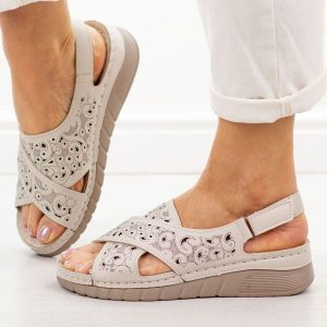 Beżowe sandały damskie Vinceza 85209. Brązowe sandały VINCEZA, bez wzorów, z jeansu, bez obcasa, bez zapięcia. Za 139,00 zł.
