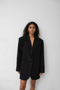 Marynarka z lnem oversize w kolorze BLACK - HARLEY-S/M. Czarne marynarki i żakiety Marsala, l, bez wzorów, z bawełny, eleganckie. Za 419,90 zł.