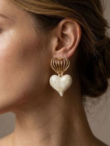 Atelier MIU Kolczyki-wkrętki z elementami ozdobnymi rozmiar: onesize. Brązowe kolczyki Atelier MIU, z mosiądzu. Za 134,84 zł.