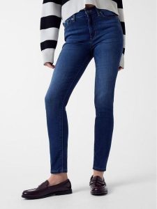 Guess Jeans Jeansy 180129 Niebieski Skinny Fit. Niebieskie jeansy Guess Jeans, z aplikacjami, z jeansu. Za 349,00 zł.