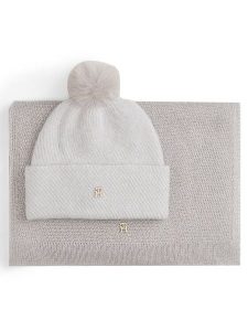 Tommy Hilfiger Zestaw Szalik i Czapka Pom Pom AW0AW17995 Beżowy. Brązowe szaliki TOMMY HILFIGER, na zimę, bez wzorów, z poliesteru. Za 419,99 zł.