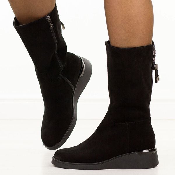 Czarne wyższe skórzane botki damskie Filippo Dbt7210/25. Czarne botki Filippo, na jesień, bez wzorów, z dzianiny, z okrągłym noskiem, bez obcasa, na koturnie, bez zapięcia. Za 359,00 zł.