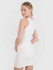 4F Sukienka mini z prążkowanej dzianiny damska - biała L. Białe sukienki 4f, na co dzień, l, bez wzorów, z dzianiny, eleganckie, bez kołnierzyka, bez ramiączek, maxi, dopasowane. W wyprzedaży za 59,99 zł.