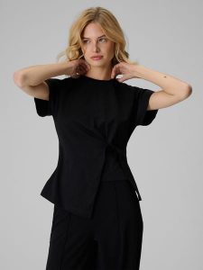 4F T-shirt slim z marszczeniem damski - czarny XL. Czarne t-shirty 4f, m, bez wzorów, z dzianiny, bez kołnierzyka, bez ramiączek. Za 89,99 zł.