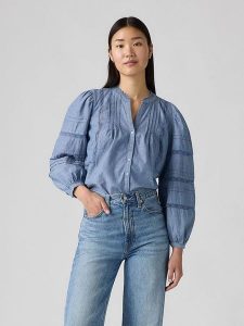 Levi's Bluzka dżinsowa w kolorze niebieskim rozmiar: XS. Niebieskie bluzki Levi's®, s, bez wzorów, z bawełny, bez kołnierzyka, bez ramiączek. Za 127,35 zł.