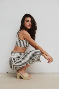 Spódnica midi z dzianiny prążkowanej w paski BLACK & BEIGE - ASSIS -M/L. Brązowe spódnice Marsala, na lato, l, bez wzorów, z bawełny, midi. W wyprzedaży za 114,95 zł.