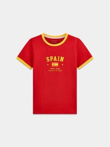 Guess Jeans T-Shirt 183096 Czerwony Classic Fit. Czerwone t-shirty Guess Jeans, s, z aplikacjami, z jeansu, bez kołnierzyka, bez ramiączek. Za 159,99 zł.