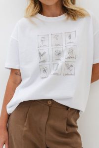 T-SHIRT ERICA "KWIATY" BIAŁY One size - Flawless. Białe t-shirty Flawless, uniwersalny, bez wzorów, z bawełny, bez kołnierzyka, bez ramiączek. Za 196,00 zł.