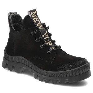 Czarne Botki Damiss Wygodne Buty Damskie. Czarne botki Damiss, bez wzorów, ze skóry, bez obcasa, bez zapięcia. Za 382,99 zł.