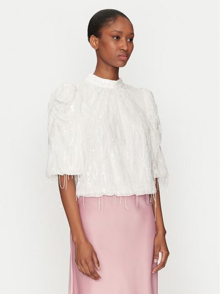 YAS Bluzka Bolina 26036686 Biały Regular Fit. Białe bluzki YAS, bez wzorów, z syntetyku, bez kołnierzyka, bez ramiączek. Za 219,99 zł.