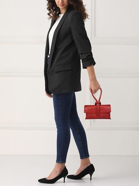 Lia Biassoni Skórzana torebka w kolorze czerwonym - 22 x 13 x 6 cm rozmiar: onesize. Czerwone torebki klasyczne Lia Biassoni, bez wzorów, z materiału, przez ramię, bez dodatków. Za 217,99 zł.