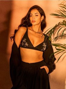 Żakiet kimono z domieszką wiskozy - czarny. Czarne marynarki i żakiety Sinsay, l, bez wzorów, z wiskozy. Za 69,99 zł.