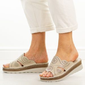 Beżowe skórzane klapki damskie na koturnie S.Barski 5915. Brązowe klapki S.BARSKI, bez wzorów, z jeansu, bez obcasa, na koturnie. Za 239,00 zł.